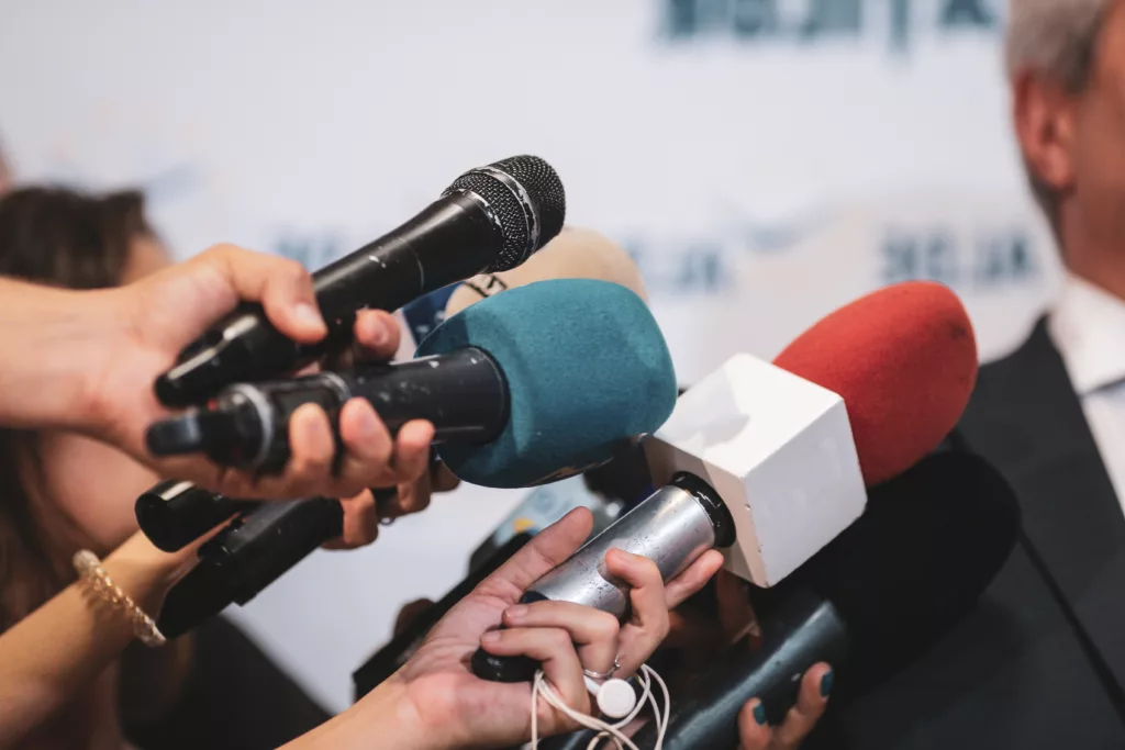 La rédaction d'un article de presse peut aussi se faire à l'aide ou sous forme d'un communiqué de presse. 