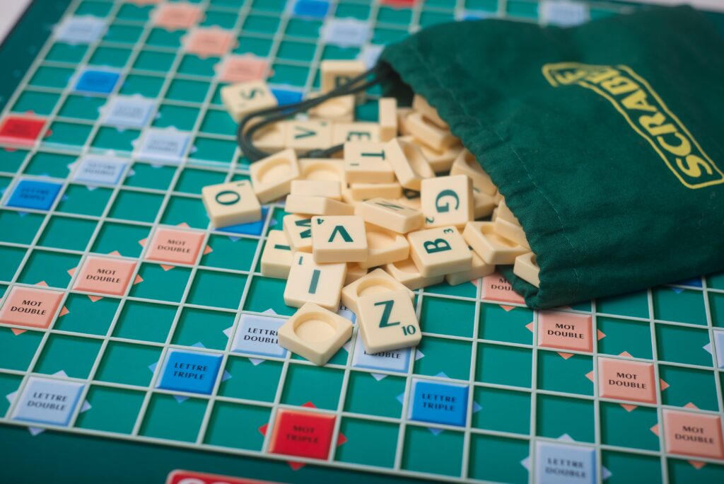 Les jeux de société vont vous permettre de vous perfectionner en orthographe et en grammaire de manière ludique.