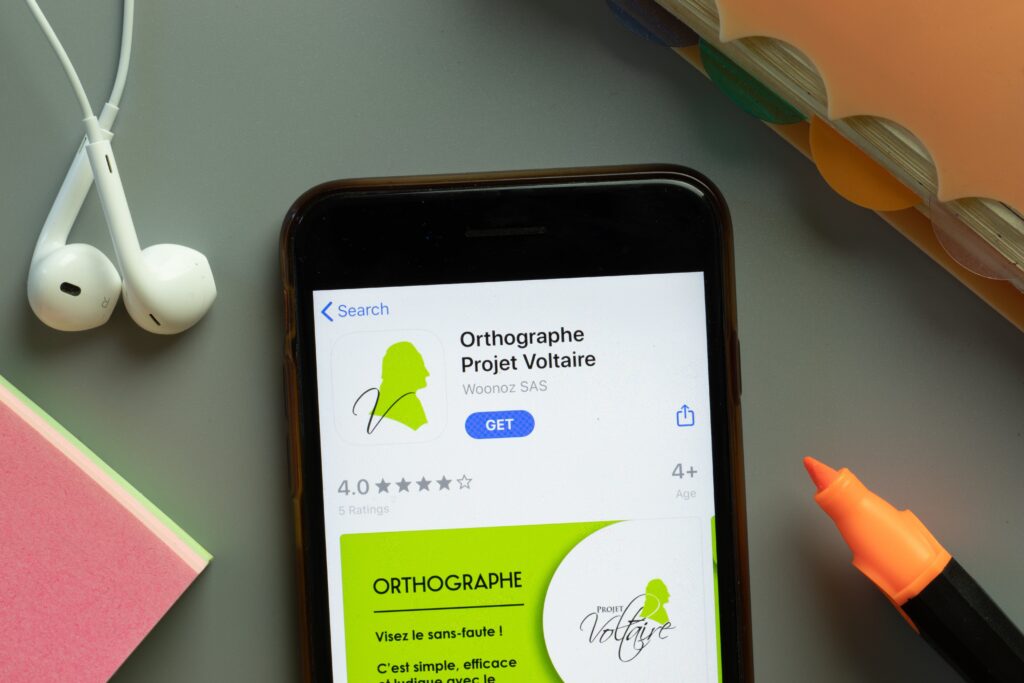 Le projet Voltaire permet de travailler les règles d'orthographe et de grammaire.