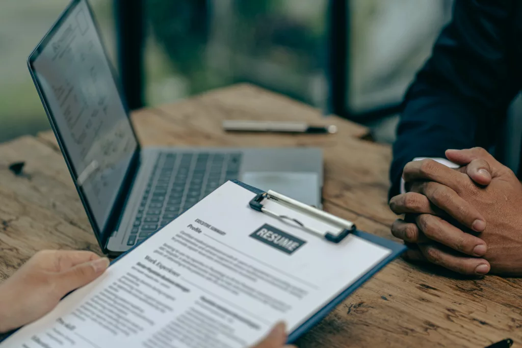 Une fiche de poste est outil indispensable pour recruter un nouveau collaborateur selon des critères bien précis.
