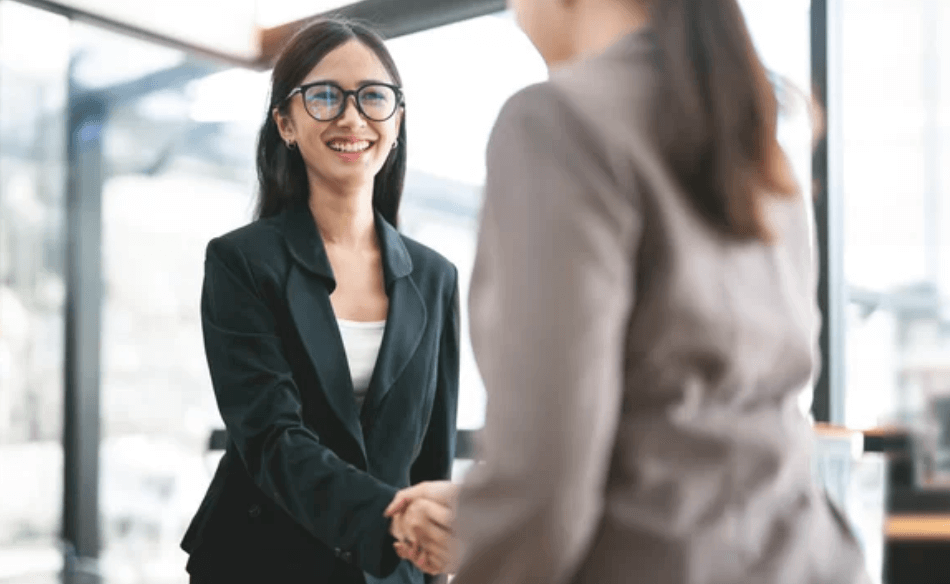 Mentionner votre nom lorsque vous vous adressez à un client dans un e-mail favorise la proximité avec ce dernier.  