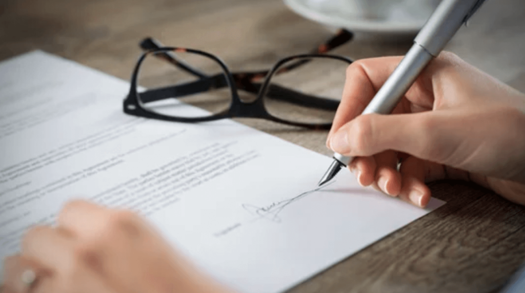 Pour qu'un brief de rédaction destiné à un rédacteur web soit complet, il convient d'ajouter toutes les informations indispensables au contrat comme le devis, le planning de rédaction, etc.  