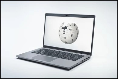 Le logo Wikipédia apparaît sur l'écran d'un ordinateur portable
