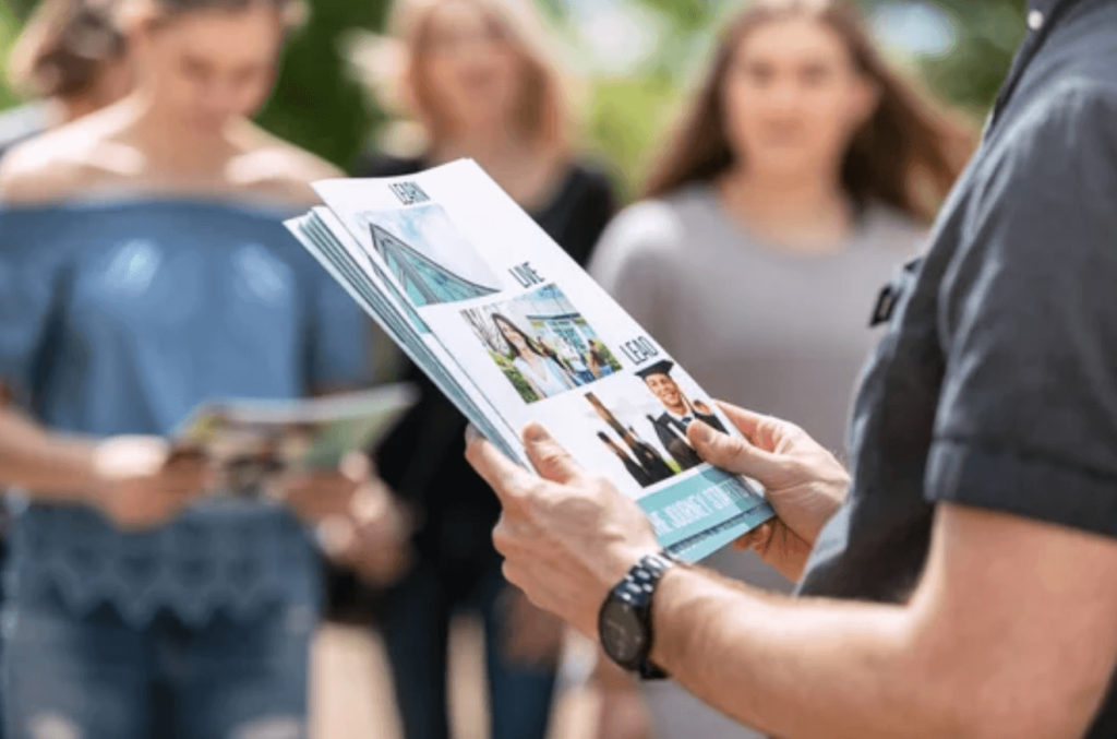 Une brochure d'entreprise peut être imprimée et diffusée en version web. 